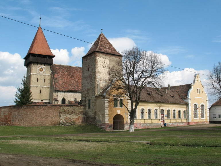 Fortified Church Brateiu / Pretai